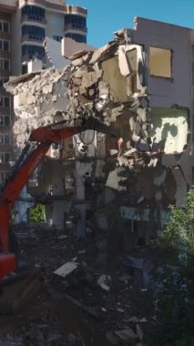 Yıkım ekibi eski binaları temizledi.