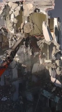 Hareketli bir inşaat sahasında yıkım sürüyor.