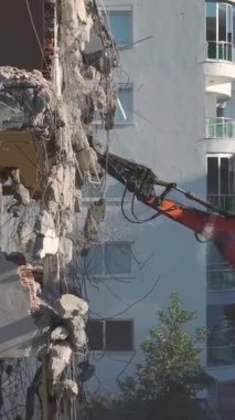 Yıkım ekibi eski binaları temizledi.