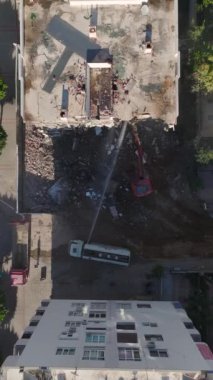 Bir yıkım projesi sahasında ağır makineler çalışıyor.