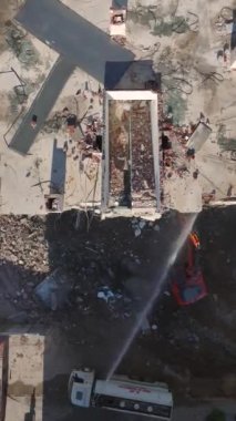Kazıcı, eski bir yapıyı yeni bir yapı için hassas bir şekilde yıkıyor..