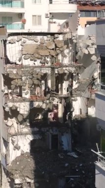 Kentsel yenilenme için çağdışı yapıların yıkılması.