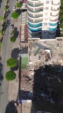 Hidrolik kazıcı eski bir yapıyı güç kullanarak yıktı.