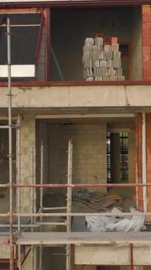 Harekat halindeki vinçler yeni katlara yükleri etkili bir şekilde taşır.