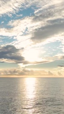 Okyanus üzerinde eşsiz bulut oluşumlarıyla nefes kesici bir gün batımı..