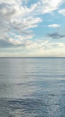 Okyanus üzerinde dokulu bulutlu bir gökyüzünün altın saat manzarası.