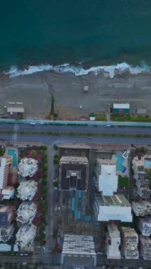Yoğun takım çalışması ve vinç işlemleri projeyi ilerletiyor.