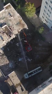 Ağır makineler, inşaat için yaşlanmakta olan bir yapıyı yıkıyor.