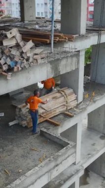 Bölgedeki malzeme kaldırma ve ekip çalışması ilerlemesi.