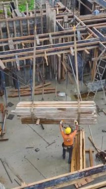 Etkin işçiler ve makinelerle dolu bir inşaat sahası.