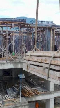 Yoğun bir inşaat alanında etkili kaldırma ve takım çalışması.