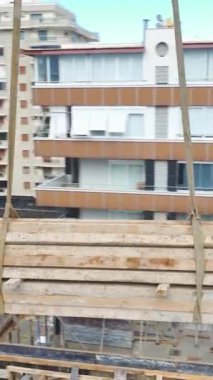 Vinçlerin yük kaldırmasıyla birlikte çok katlı proje ilerliyor.