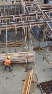 Yoğun bir şantiyede ağır malzemeler etkili bir şekilde kaldırıldı.