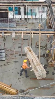 Etkili malzeme hareketi ile aktif inşaat çalışması.