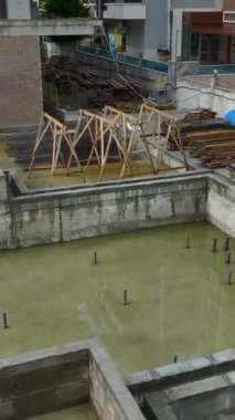 Etkin bir sitede vinçlerin yük kaldırdığı hava görüntüleri.