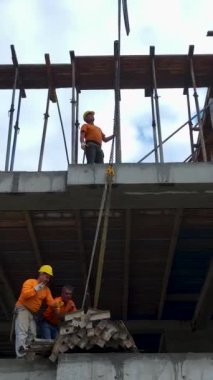 Vinçlerin ve işçilerin hareket halindeki hava görüntüleri.