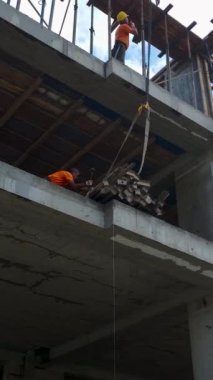 Yoğun bir inşaat alanında aktif takım çalışması.