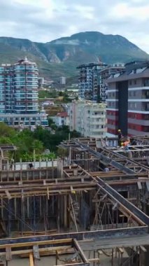 Turnalar hareket halinde, ağır yükleri yukarı taşıyor.