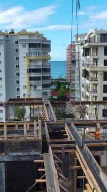 Vinçlerin kaldırdığı malzemelerle inşaat alanı geliştiriliyor.