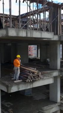 Yoğun bir sitede malzeme hareketi ve vinç işlemleri.