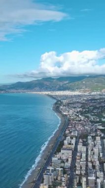 Vinçler malzemeyi hassasiyetle kaldırır ve yerleştirir..