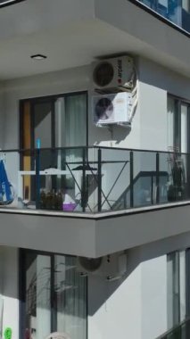 Yüzme havuzları ve modern tarzı olan zarif bir konut tasarımı..