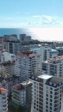 Modern yaşam havuzlar, bahçeler ve zengin tasarımlarla çevrili..