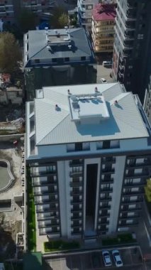 Havuzları ve çarpıcı mimarisi olan modern yaşam alanları.