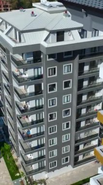 Çevresi yeşillik ve havuz alanlarıyla çevrili modern binalar.