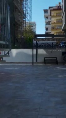 Geniş havuzları, yeşilliği ve tasarımı olan lüks evler..