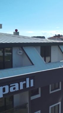 Zarif açıkhava alanları ve havuzları olan birinci sınıf evler.