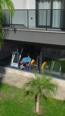 Havuzu ve bahçeleri olan güzel tasarlanmış yaşam alanları..
