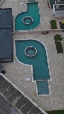 Yeşil açık alanları ve lüks havuzları olan birinci sınıf evler..