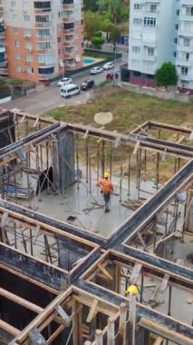 Yoğun bir inşaat alanında ağır yük kaldırma eylemi.