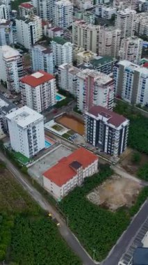 Yeşillik ve havuzlarla çevrili modern daireler..