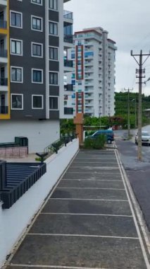 Yeşil alanlar ve lüks tasarım sunan güzel evler.