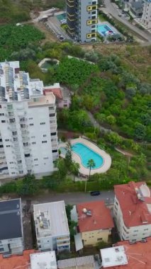 Açık hava güzelliği ve tasarımı ile çevrili zarif evler..