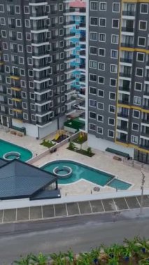 Etrafı yemyeşil güzelliklerle çevrili zarif evler..