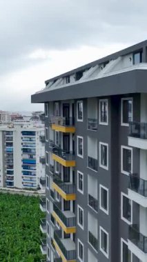 Zengin altyapısı olan birinci sınıf konut kompleksleri.