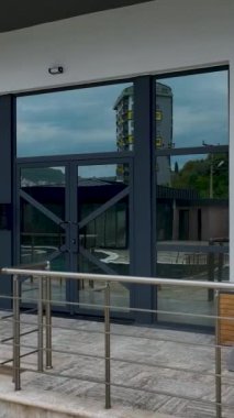 Yeşillik ve havuzlarla çevrili modern daireler..