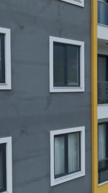 Şık dış mekanları olan güzel konutlar..