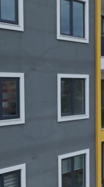 Yeşil alanlar ve lüks tasarım sunan güzel evler.