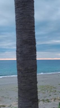 Güneş batarken dokulu su parlıyor, okyanusun üzerine mavi renkler döküyor..