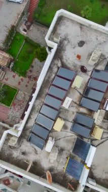 Mühendisler ve işçiler yeni katlar inşa ederek, metal ve taş yapıları gelecekteki bir proje için hazırlıyorlar..