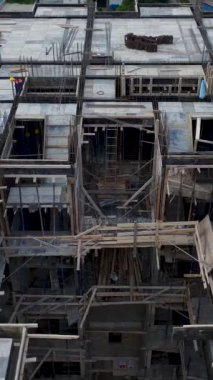 İnşaat ekibi uzman denetimi altında yeni bir binada çalışıyor..