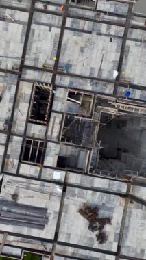 Çalışanlar inşaat alanını beton dökmeye hazırlarken mühendisler teftiş ediyor..