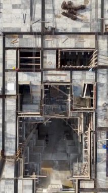 Mühendisler ve mimarlar yapısal kaliteyi sağlamak için sürece rehberlik ederler.