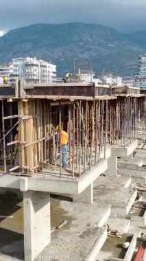 İnşaat alanı bir sonraki aşama için hazırlık çalışmaları ile uğulduyor.