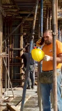 Bir inşaat projesi somut çalışma hazırlığı ile ilerliyor.