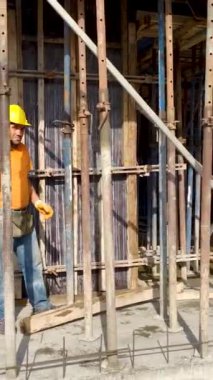 Etkin bina aşamasındaki gayrimenkul yapılandırılmış takım çalışmasını gösteriyor.